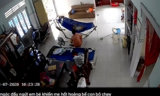 Con trăn ngóc đầu 'ngửi ngửi' em bé đang nằm võng vì thu hút bởi mùi sữa mẹ?