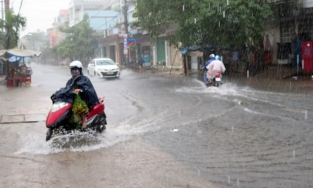 Bão số 3 liên tục đổi hướng di chuyển, giật cấp 12