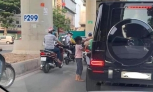 Hành động tử tế của người đàn ông đi xe xịn với bé gái bán trứng lề đường