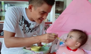 Biểu cảm của con gái Mạc Văn Khoa với bố khiến ai nhìn cũng bật cười