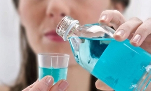 Nên súc họng như thế nào để ngăn ngừa Covid-19?