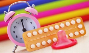 Quan hệ với bạn trai, nên dùng bao cao su hay thuốc tránh thai hằng ngày?