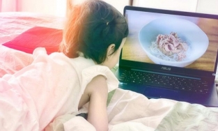 Con gái 3 tuổi của Trường Giang có sở thích xem vlog nấu ăn của bố