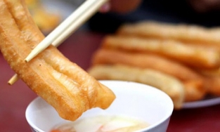 Một cái bánh quẩy bao nhiêu calo?