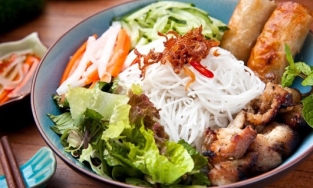 1 hộp bún thịt nướng bao nhiêu calo? Ăn bún thịt nướng có béo không?