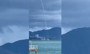 Nha Trang xuất hiện 3 vòi rồng cùng lúc trong mưa dông chiều 7/9