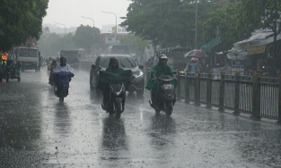 Khi đến Hoàng Sa, bão số 5 tăng sức gió giật từ 12 lên 13