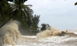 Áp thấp nhiệt đới suy yếu từ bão số 5 vẫn ở trên biển và chưa vào đất liền