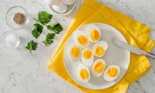 1 quả trứng gà bao nhiêu calo?