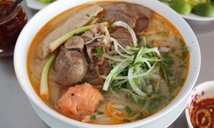 1 tô bún bò bao nhiêu calo? Ăn nhiều bún bò có tốt không?