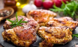 100g thịt gà chứa bao nhiêu calo? Ăn nhiều thịt gà có tốt không?