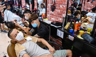 Từ 6h ngày 21/9, Hà Nội mở lại nhiều dịch vụ trong đó có cắt tóc, gội đầu, hàng ăn chỉ bán mang về