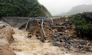 Mưa dông xảy ra nhiều nơi trên cả nước, cần đề phòng sạt lở đất, lũ quét và ngập úng cục bộ