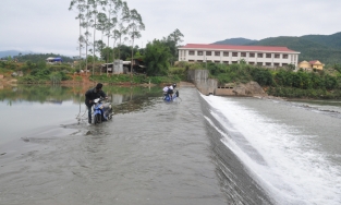 Bão số 7 sẽ gây mưa rất to khu vực từ Thanh Hóa đến Quảng Bình, người dân nên di dời đến nơi an toàn, hạn chế ra đường khi mưa lũ