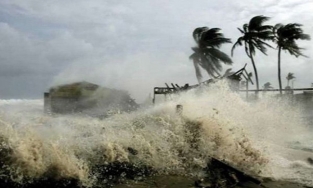 Bão số 8 di chuyển nhanh vào vùng biển Bắc Trung Bộ, Hà Tĩnh cấm biển 