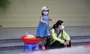 Chính phủ yêu cầu sớm hỗ trợ phụ nữ, trẻ em khó khăn do đại dịch Covid-19