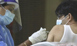 TP.HCM đề xuất tiêm mũi vắc xin Covid-19 thứ 3 cho một số nhóm đối tượng