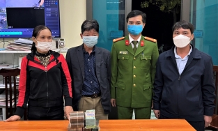 Người phụ nữ ở Hà Nội nhặt được gần 1 tỷ đồng trên đường làng 