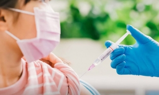 Hà Nội ra công điện khẩn, yêu cầu tiếp tục tiêm vaccine Covid-19 cho trẻ em