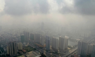 Sáng 6/12, Hà Nội dẫn đầu về ô nhiễm không khí, người dân hạn chế ra đường