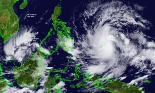 Bão Rai giật mạnh cấp 10 đang hướng vào Biển Đông