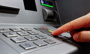 Rút tiền tại ATM bị nuốt thẻ, 3 bước này để lấy lại thẻ nhanh chóng