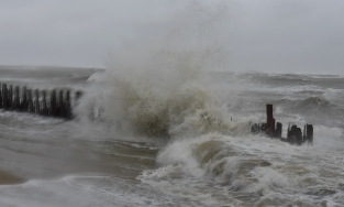 Miền Trung đối mặt với nguy cơ ngập lụt và lở núi