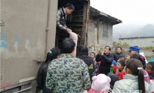 Một trường tiểu học thưởng lợn cho học sinh xuất sắc