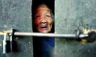 Từ năm 2022, con cái bỏ mặc, không chăm sóc cha mẹ già sẽ bị phạt đến 20 triệu đồng