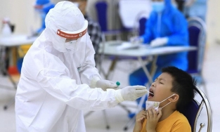 Trẻ em đi máy bay không phải xét nghiệm Covid-19 nếu phụ huynh đã an toàn