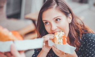 Thói quen phổ biến khiến nhiều chị em lão hóa trước tuổi