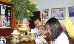 Dùng khăn gì để lau bàn thờ? Có được dùng giấy ướt lau bàn thờ không?