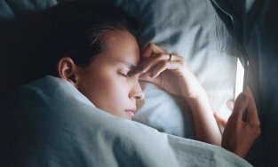 Có nên tắt điện thoại trước khi đi ngủ hay không?