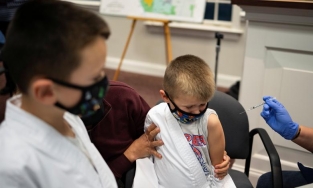 Lý do FDA Mỹ hoãn tiêm vaccine Pfizer cho trẻ dưới 5 tuổi