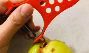 Lỗ tròn trên đồ dùng nhà bếp mang tới những công năng bất ngờ mà hầu hết chúng ta ít biết để dùng