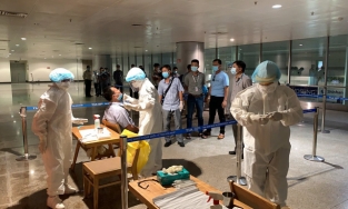 Gỡ bỏ quy định xét nghiệm COVID-19 tại sân bay, giám sát chặt người nhập cảnh