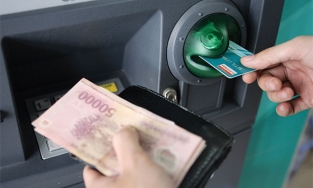 Khi ATM không nhả tiền dù tài khoản đã báo trừ tiền, bạn nên làm gì?