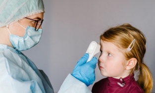 Bác sĩ nhi trấn an: Trẻ khỏi Covid mà không sốt thì cha mẹ không cần lo lắng