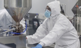 Việt Nam tiếp nhận công nghệ sản xuất vắc xin mRNA