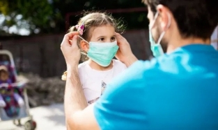 Có phải đeo khẩu trang không khi cả nhà đều là F0?