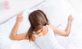 Bác sĩ người Mỹ hướng dẫn tư thế ngủ làm giảm triệu chứng khó chịu, nhanh hồi phục cho F0