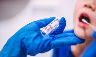 BS Trương Hữu Khanh giải đáp: Test Covid-19 cho trẻ lấy dịch mũi hay nước bọt để có kết quả chuẩn