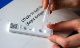 Mỹ cảnh báo nguy cơ độc hại từ dung dịch kit test Covid-19