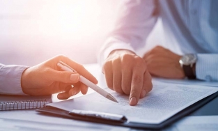 Từ năm 2022, sếp quấy rối tình dục nhân viên tại nơi làm việc bị phạt từ 50 - 75 triệu đồng