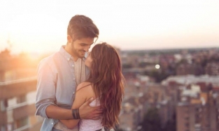 8 dấu hiệu cho thấy 99% chàng thích bạn rồi mà không dám mở lời