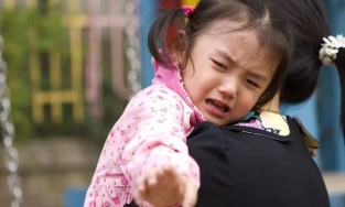 Cha mẹ cần làm gì để trẻ bớt lo lắng, sợ sệt khi đến trường sau thời gian dài học online? 