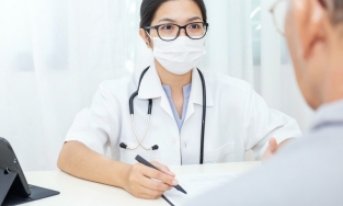 Trình độ của bác sĩ không bắt buộc xét đến chứng chỉ ngoại ngữ, tin học từ 10/6/2022