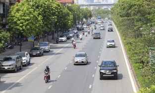 Đầu tháng 5, Hà Nội nắng hanh, gió to như thời tiết mùa thu