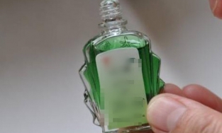 Vì sao cổ nhân dạy khi đi ngủ nên nhỏ 1 giọt dầu gió vào lòng bàn chân?