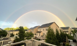 Cầu vồng kép khổng lồ xuất hiện trên bầu trời chuyển màu đỏ ửng sau cơn bão